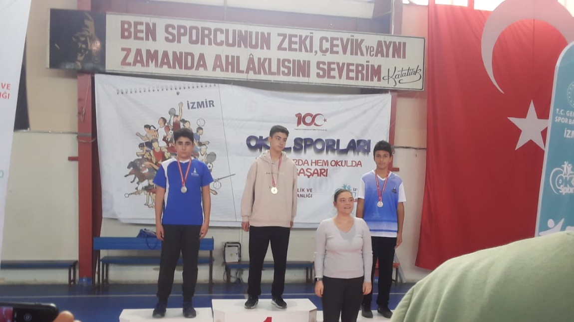 İlçe Masa Tenisi Turnuvası Yıldız Erkekler Birincisi öğrencimiz Efe Deniz GÜRATEŞ